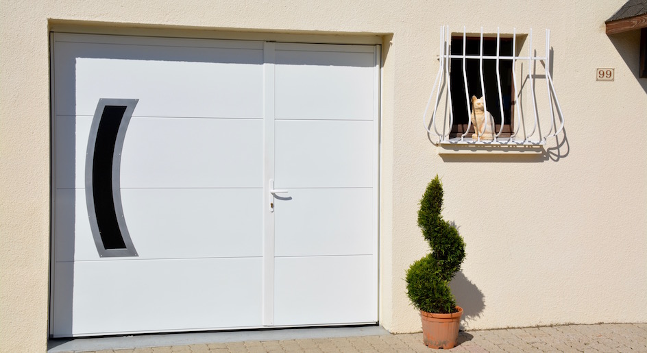 Porte de garage basculante blanche avec grand hublot acier parenthèse