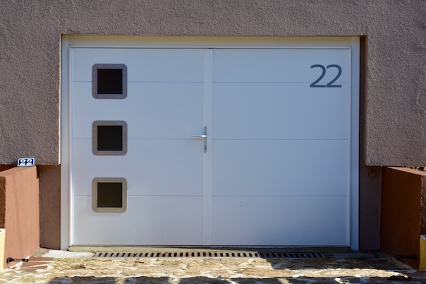 Porte de garage basculante blanche avec hublots carrés