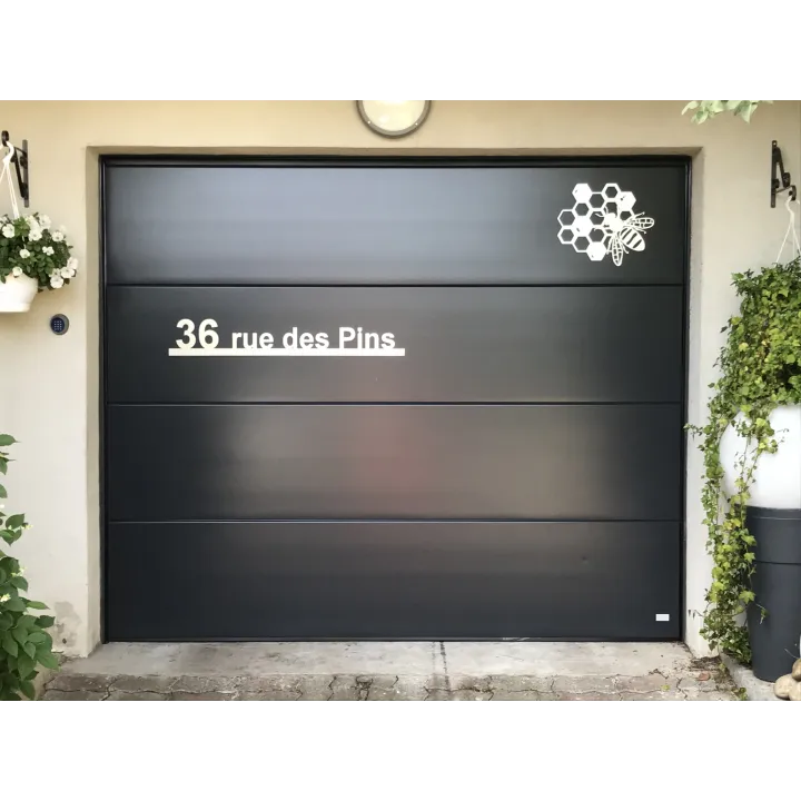 Plaque adresse personnalisée sur porte de garage