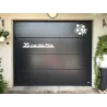 Personalisierte Adressplakette am Garagentor