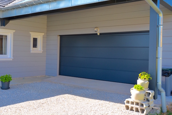 Anthracite grey sectional garage door, 60 mm insulation, no groove, 5 m wide Anthracite grey sectional garage door, 60 mm insulation, no groove, 5 m wide