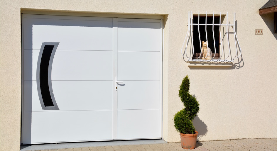 Weißes Garagenschwingtor mit großem Stahlfenster in Klammern