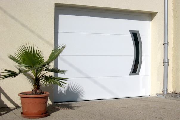 Weißes Garagenschwingtor mit geklammertem Fenster aus pulverbeschichtetem Stahl