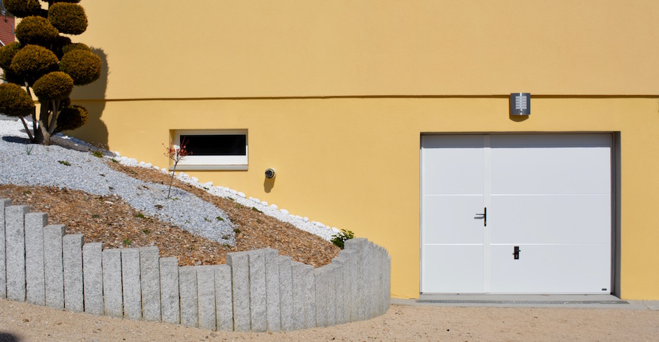 Porte de garage basculante blanche avec grand hublot acier parenthèse