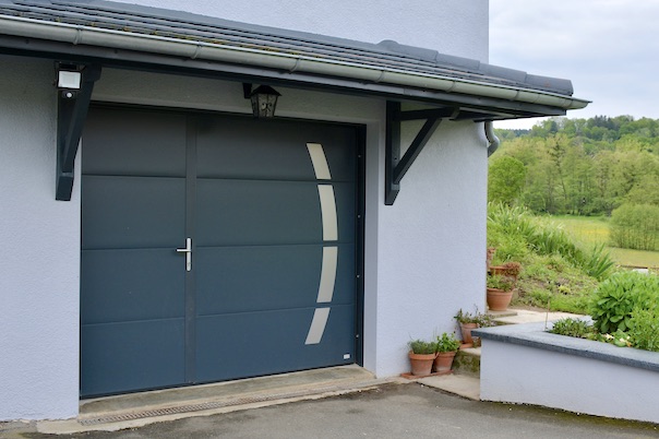 Porte de garage basculante gris anthracite avec portillon et décors 4 arcs en alunox brossé