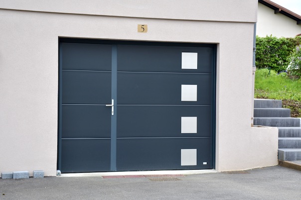 Porte de garage basculante grise anthracite avec portillon et décors alunox