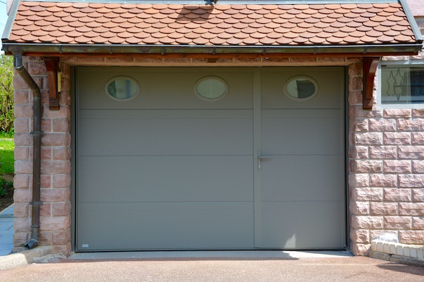 Porte de garage basculante gris quartz isolation 40 mm petite rainure et hublots