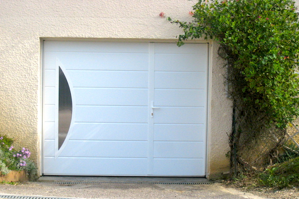 Garagenschwingtor mit Schlupftür und großem Spinnaker-Fenster.