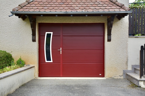 Porte de garage basculante rouge isolation 40 mm avec portillon et hublots