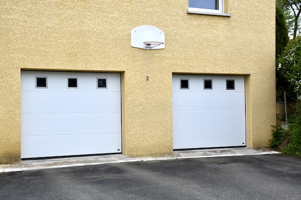 Porte de garage sectionnelle blanche lames lisses sans rainure avec hublots carré alunox