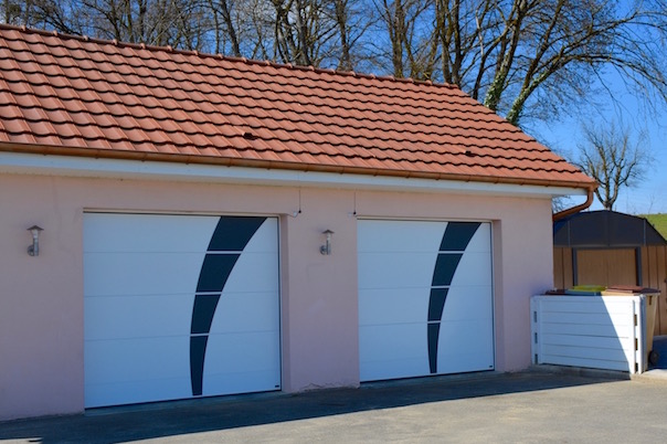 Porte de garage sectionnelle blanche avec décors en acier